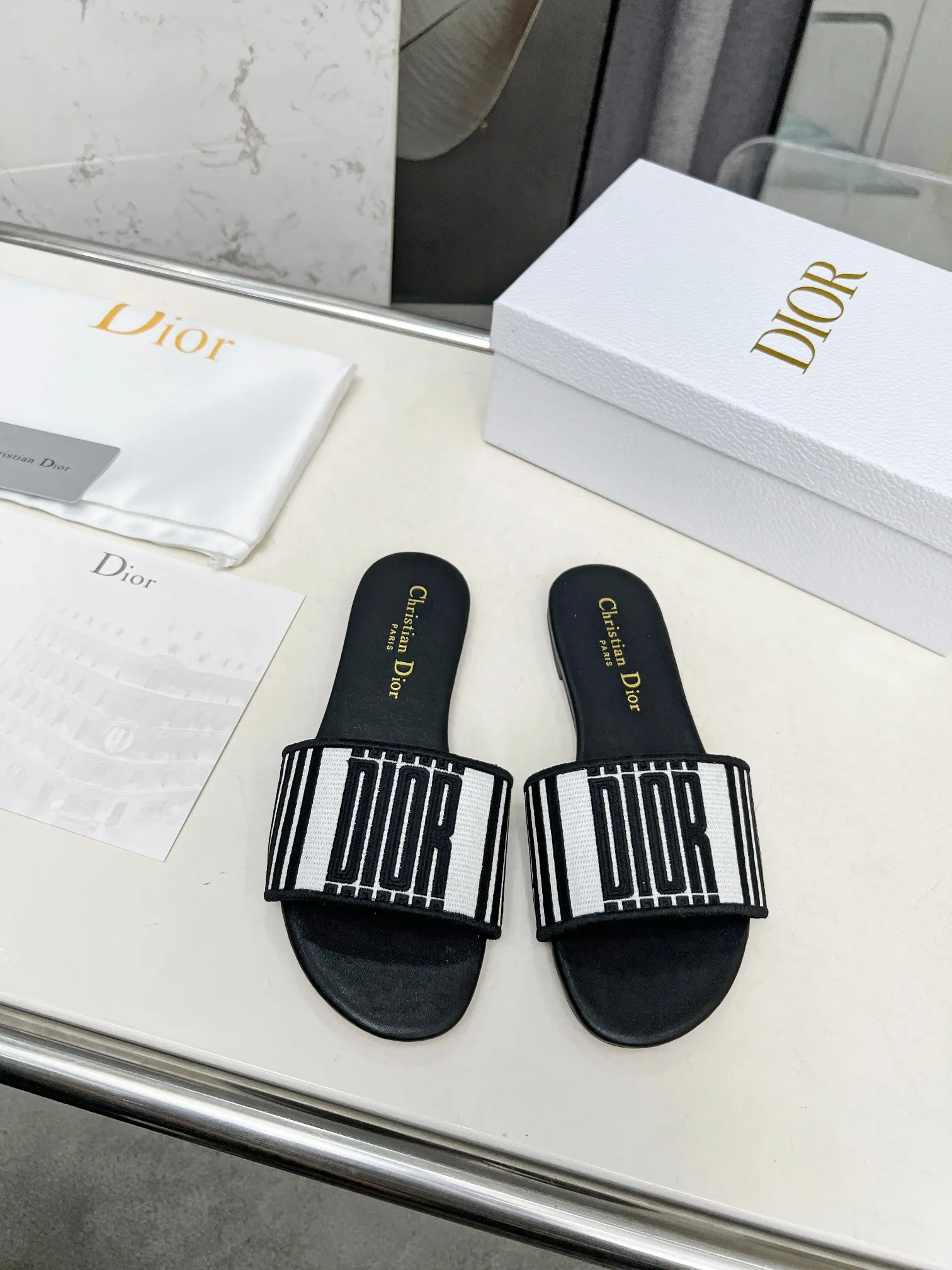 👟👟Ex-factory price 280👟👟 Genuine leather sole +30 CD•Dior women's presbyopic embroidered leather sole slippers Christian Dior has always been synonymous with magnificence and elegance, and has always been at the top of the fashion palace👍 What is particularly worth mentioning is: the embroidered ✨ pattern on the sole reproduces one of the cherished symbols of Christian Dior✅ More than a hundred colors to choose from ◽️️Upper: Selected top-quality embroidered cotton ◽️Inner lining: imported sheepskin ◽Number 35-40 (customized at 41.42.43)